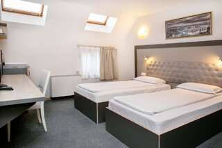 Отель Hotel Niky София Стандартный двухместный номер с 2 отдельными кроватями-1