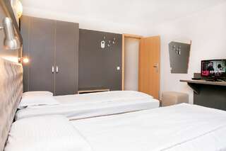 Отель Hotel Niky София Стандартный двухместный номер с 2 отдельными кроватями-5