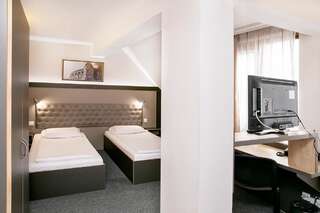 Отель Hotel Niky София Двухместный номер Делюкс с 2 отдельными кроватями и балконом-2
